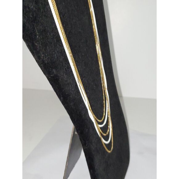A Vintage Layered Necklace White and Gold Tone Mid Century Vibe Classic Trendy - Picture 9 of 10